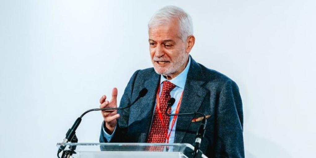 Dr Alfonso Farina accepting the Von Kármán Medal