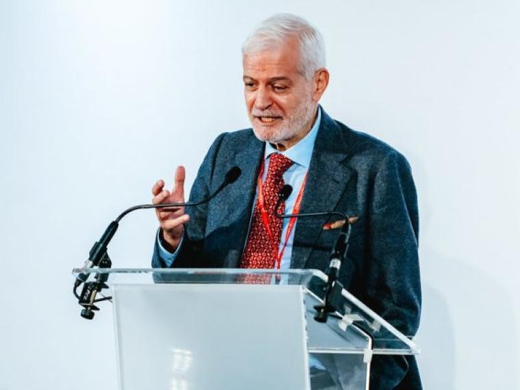 Dr Alfonso Farina accepting the Von Kármán Medal